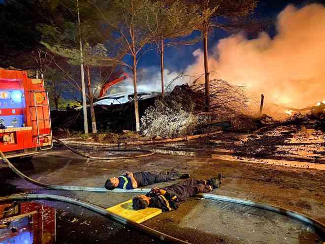 Xúc động chùm ảnh cảnh sát chữa cháy bị bỏng, ăn, ngủ tại hiện trường - 4