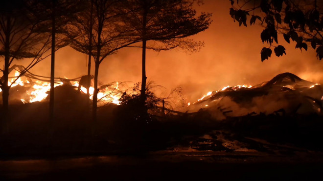 Xúc động chùm ảnh cảnh sát chữa cháy bị bỏng, ăn, ngủ tại hiện trường - 9