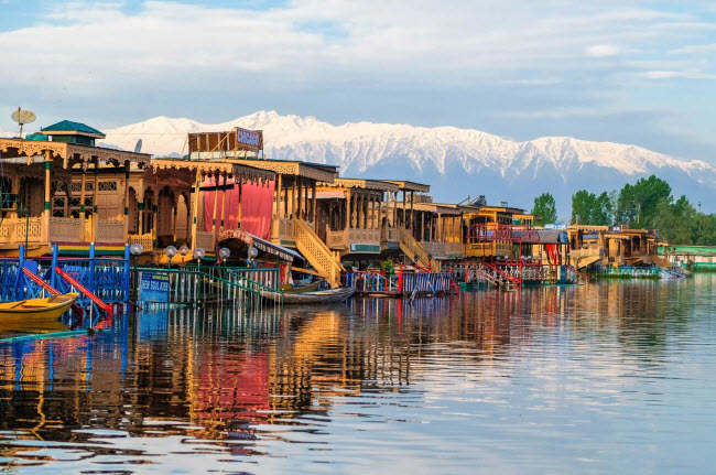 Hồ Dal, Ấn Độ: Hồ ở vùng Kashmir nổi tiếng với những ngôi nhà bằng gỗ được xây dựng trên mặt nước. Tại đây, du khách có thể chiêm ngưỡng dãy nũi Pir Panjal phủ đầy tuyết, trải nghiệm văn hóa đa dạng và ẩm thực hấp dẫn tại chợ nổi.
