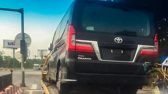 Xe MPV gia đình cỡ lớn Toyota Granvia xuất hiện tại Việt Nam - 1