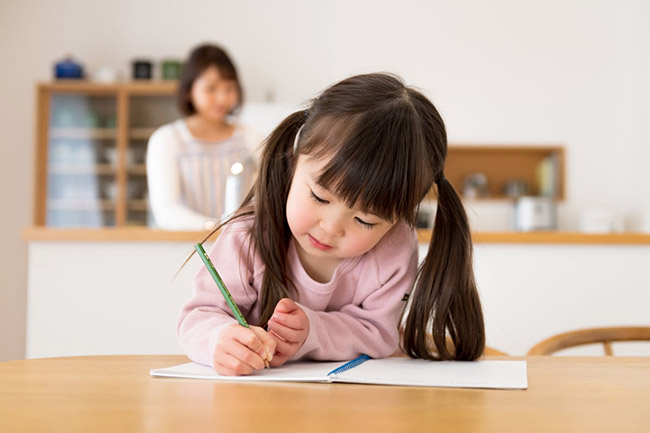 Cha mẹ Nhật Bản không cho con cái học ở phòng riêng, biết được lý do ai cũng phải gật gù - 1