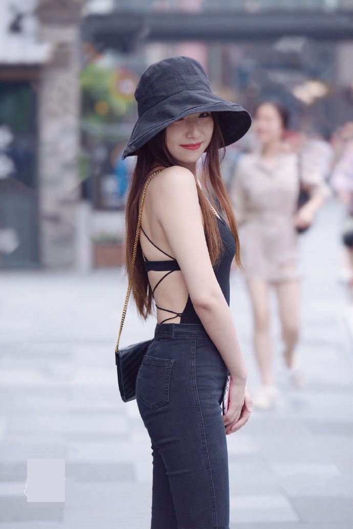Thiếu nữ Trung Quốc diện áo hở lưng quá đẹp khiến ai cũng ngoái nhìn - 1