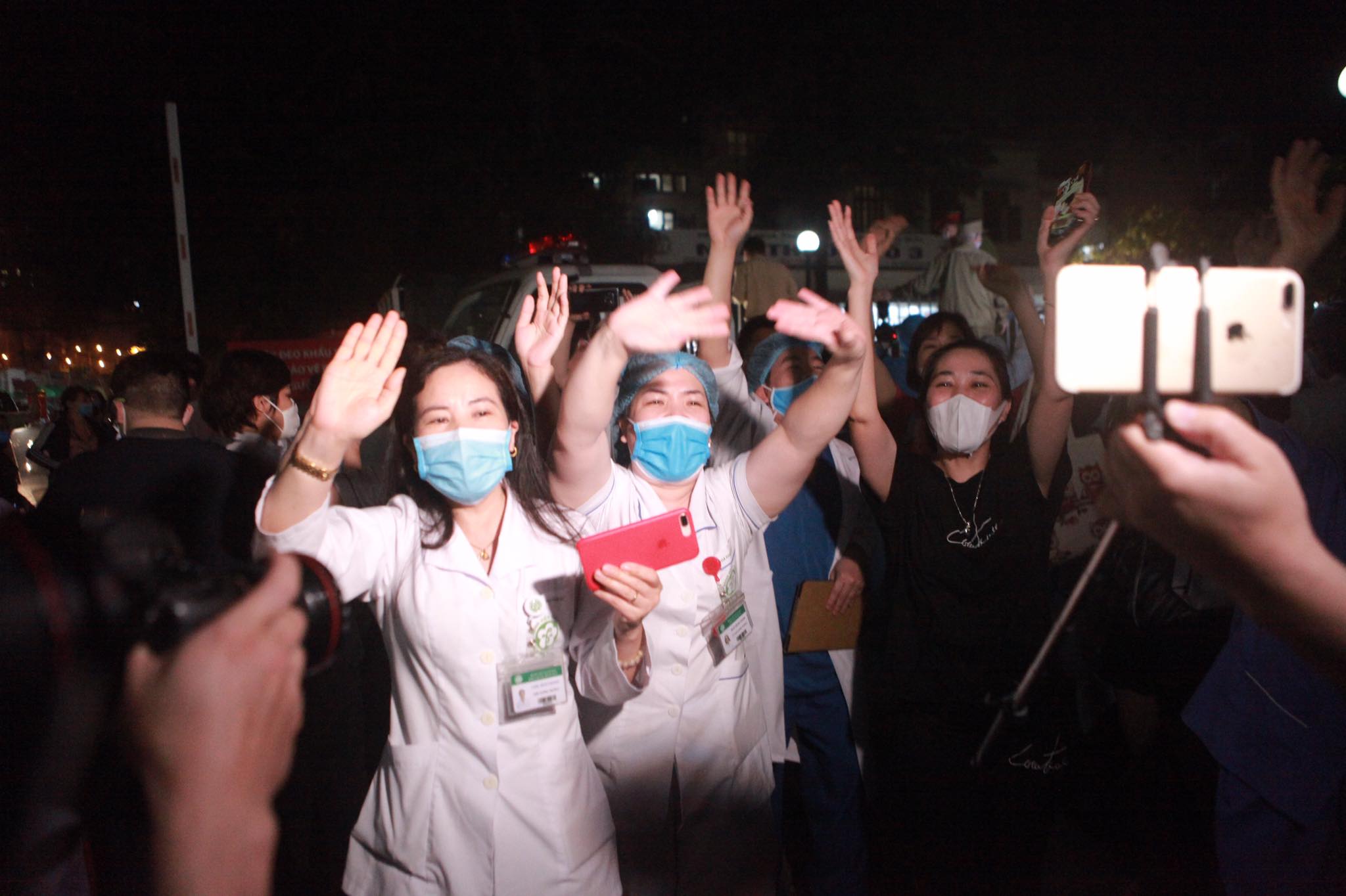 Nóng trong tuần: Hà Nội xuất hiện ổ dịch mới với 8 ca nhiễm Covid-19 - 4