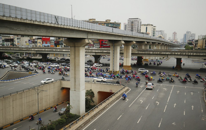 Sáng đầu tuần, người Hà Nội túa ra đường đông bất chấp mưa, rét và lệnh cách ly xã hội - 2
