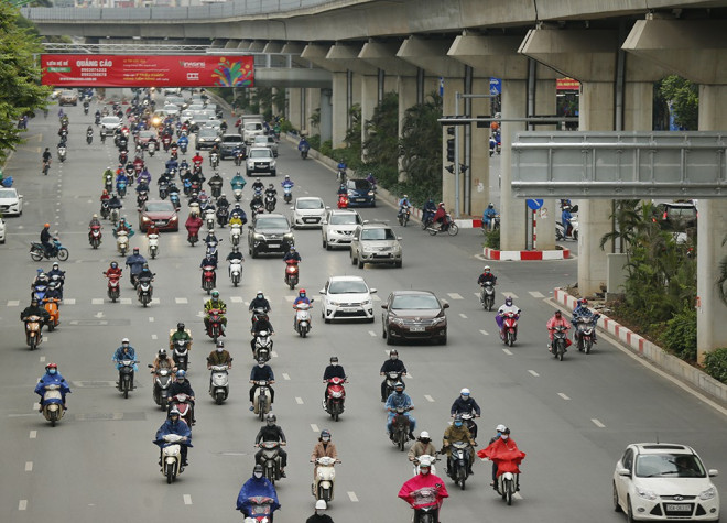 Sáng đầu tuần, người Hà Nội túa ra đường đông bất chấp mưa, rét và lệnh cách ly xã hội - 3