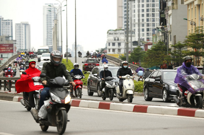 Sáng đầu tuần, người Hà Nội túa ra đường đông bất chấp mưa, rét và lệnh cách ly xã hội - 4
