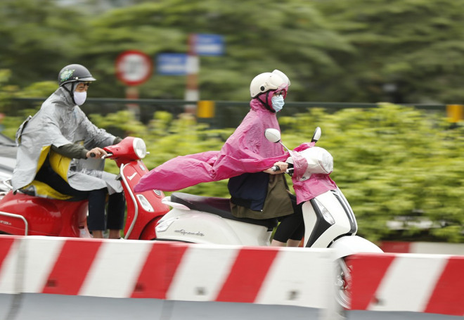 Sáng đầu tuần, người Hà Nội túa ra đường đông bất chấp mưa, rét và lệnh cách ly xã hội - 5