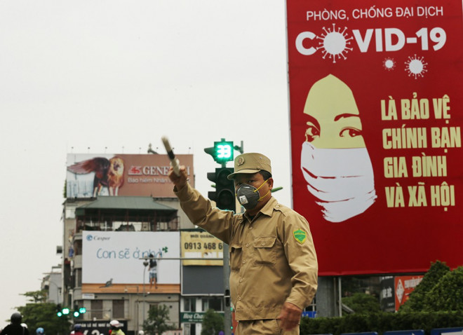 Sáng đầu tuần, người Hà Nội túa ra đường đông bất chấp mưa, rét và lệnh cách ly xã hội - 10