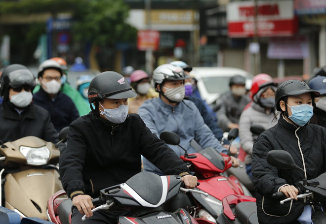 Sáng đầu tuần, người Hà Nội túa ra đường đông bất chấp mưa, rét và lệnh cách ly xã hội - 11