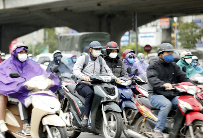 Sáng đầu tuần, người Hà Nội túa ra đường đông bất chấp mưa, rét và lệnh cách ly xã hội - 13