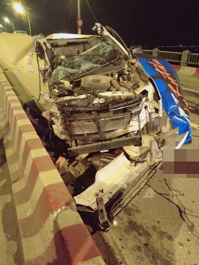 Xe bán tải văng bánh khi đâm vào dải phân cách ở cầu Vĩnh Tuy, một người tử vong - 2