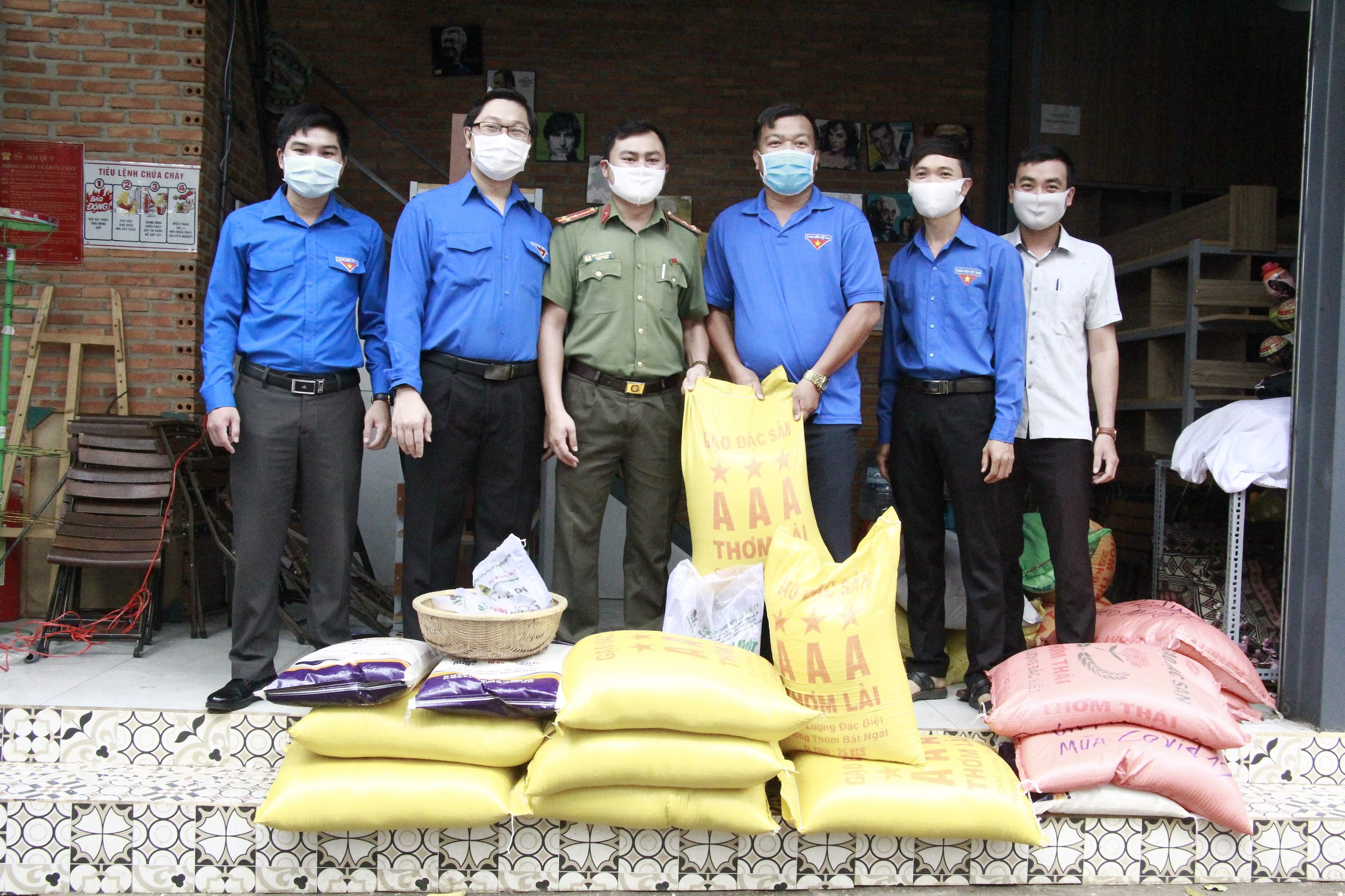 Người nghèo xếp hàng nhận gạo miễn phí từ máy “ATM” nhả gạo ở Đắk Lắk - 5