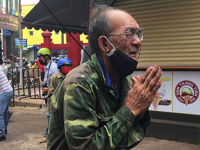 Người nghèo xếp hàng nhận gạo miễn phí từ máy “ATM” nhả gạo ở Đắk Lắk - 4