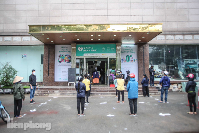Sau &#34;ATM gạo&#34;, Hà Nội có thêm &#34;siêu thị 0 đồng&#34; dành cho người nghèo chống Covid-19 - 1