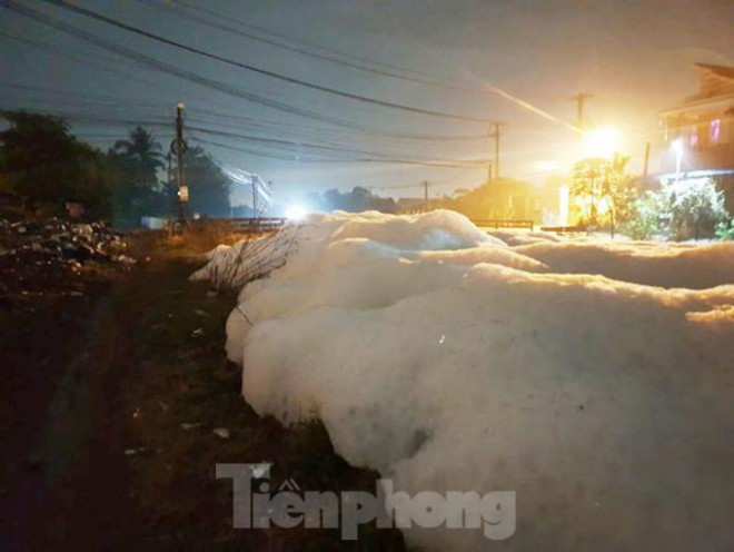 Lộ nguyên nhân khiến hàng loạt kênh, suối ở Bình Dương bị phủ "tuyết trắng" - 3