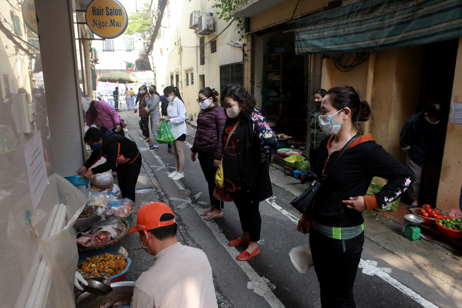 Cách bán hàng phòng dịch Covid-19 có "1-0-2" ở phố cổ Hà Nội - 2