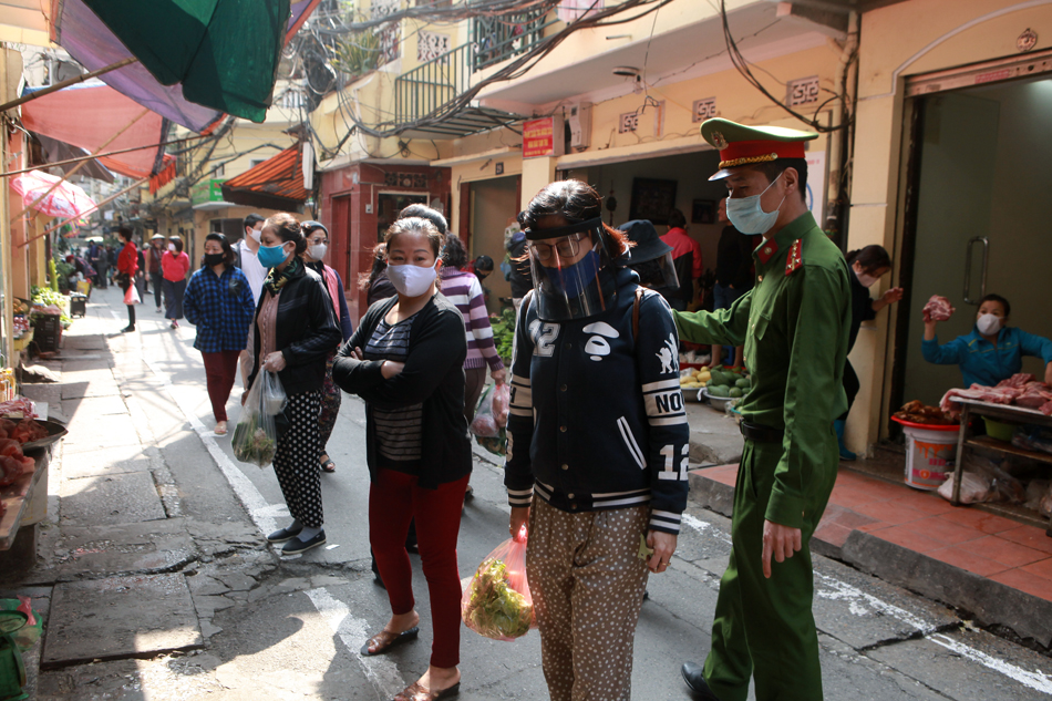 Cách bán hàng phòng dịch Covid-19 có "1-0-2" ở phố cổ Hà Nội - 3