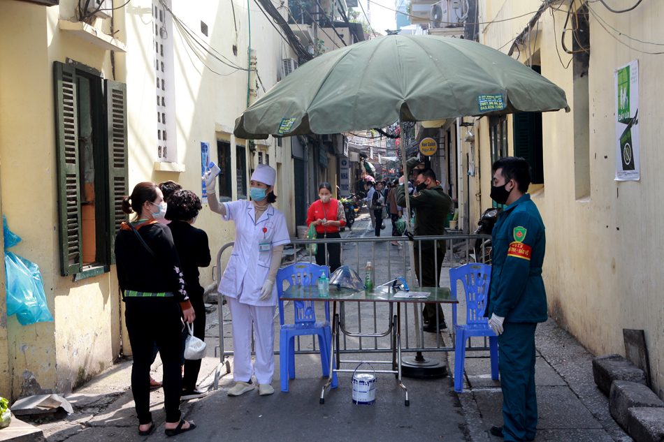 Cách bán hàng phòng dịch Covid-19 có "1-0-2" ở phố cổ Hà Nội - 4