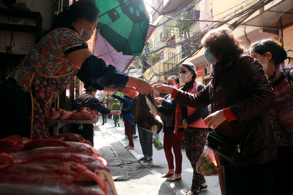 Cách bán hàng phòng dịch Covid-19 có "1-0-2" ở phố cổ Hà Nội - 7