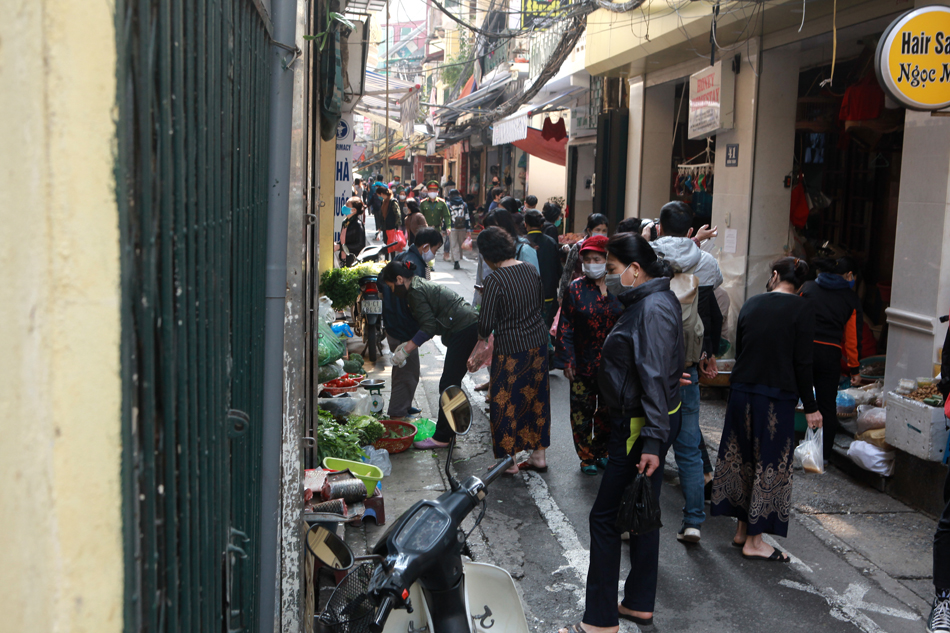 Cách bán hàng phòng dịch Covid-19 có "1-0-2" ở phố cổ Hà Nội - 6