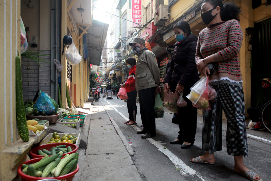 Cách bán hàng phòng dịch Covid-19 có "1-0-2" ở phố cổ Hà Nội - 11