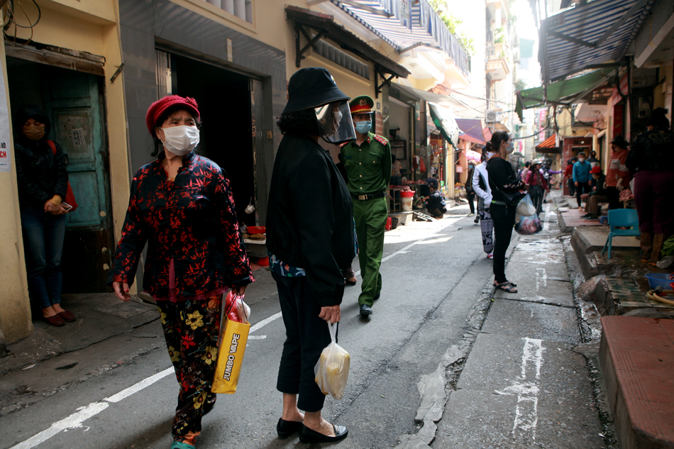 Cách bán hàng phòng dịch Covid-19 có "1-0-2" ở phố cổ Hà Nội - 8