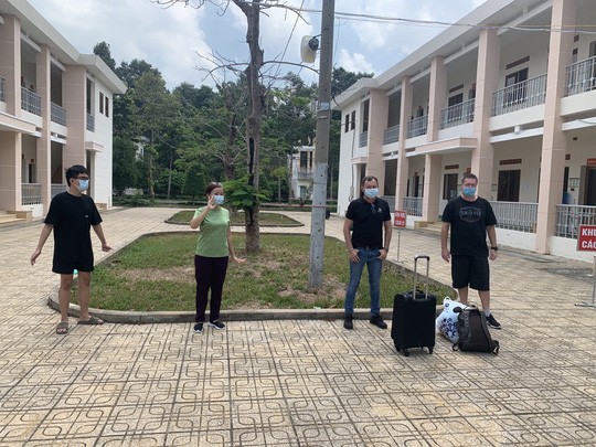 Phi công người Anh mắc Covid-19 có dấu hiệu lâm sàng lạc quan - 2