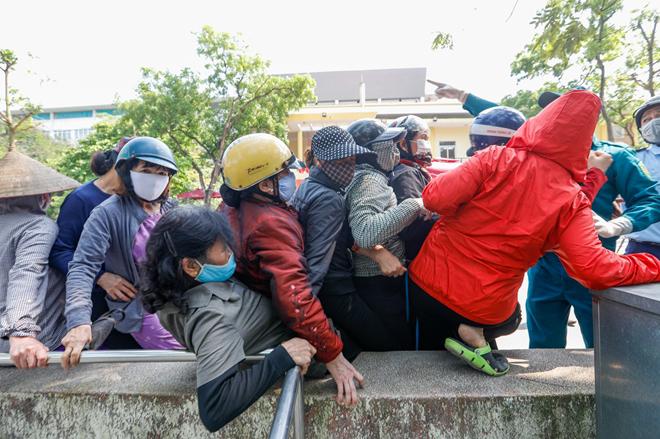 Nhiều người thiếu ý thức chen nhau lấy gạo miễn phí - 3