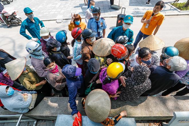 Nhiều người thiếu ý thức chen nhau lấy gạo miễn phí - 5