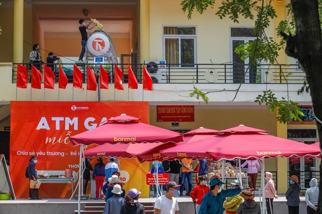 Nhiều người thiếu ý thức chen nhau lấy gạo miễn phí - 10