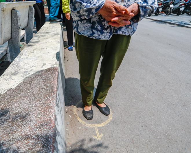 Nhiều người thiếu ý thức chen nhau lấy gạo miễn phí - 8