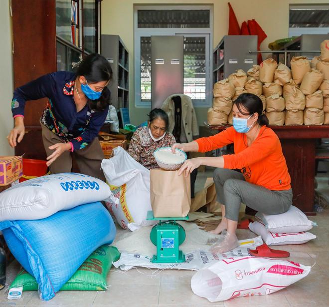 Nhiều người thiếu ý thức chen nhau lấy gạo miễn phí - 9
