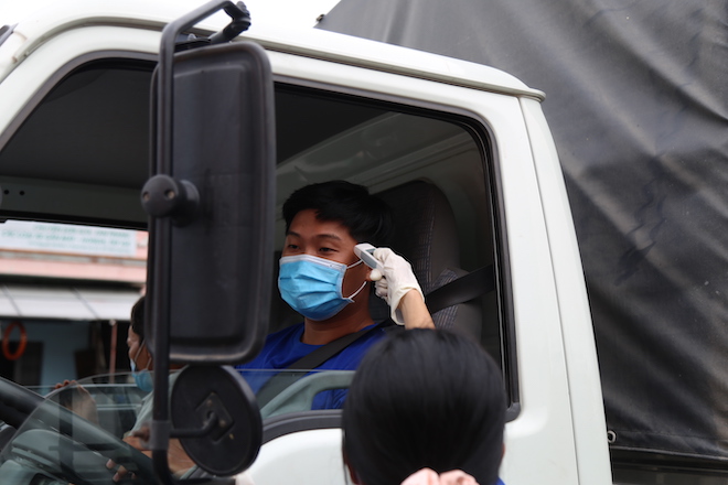 “Mắt thần” đo thân nhiệt người qua trạm kiểm soát dịch Covid-19 tại phà Cát Lái - 2