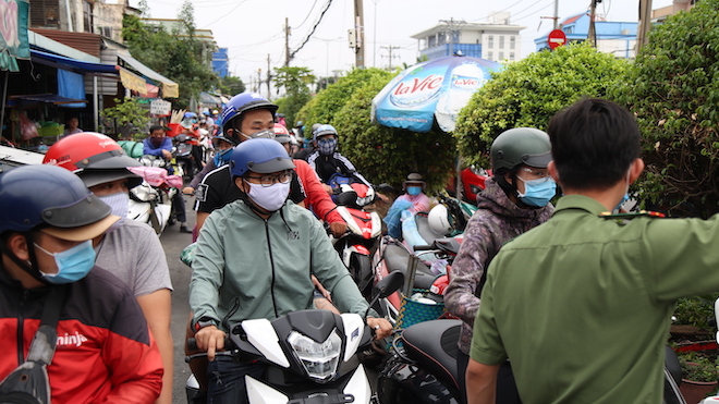 “Mắt thần” đo thân nhiệt người qua trạm kiểm soát dịch Covid-19 tại phà Cát Lái - 3