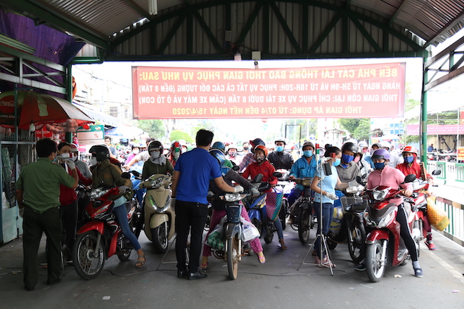 “Mắt thần” đo thân nhiệt người qua trạm kiểm soát dịch Covid-19 tại phà Cát Lái - 11