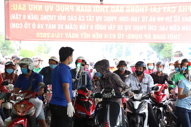 “Mắt thần” đo thân nhiệt người qua trạm kiểm soát dịch Covid-19 tại phà Cát Lái - 13