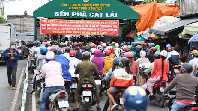 “Mắt thần” đo thân nhiệt người qua trạm kiểm soát dịch Covid-19 tại phà Cát Lái - 10