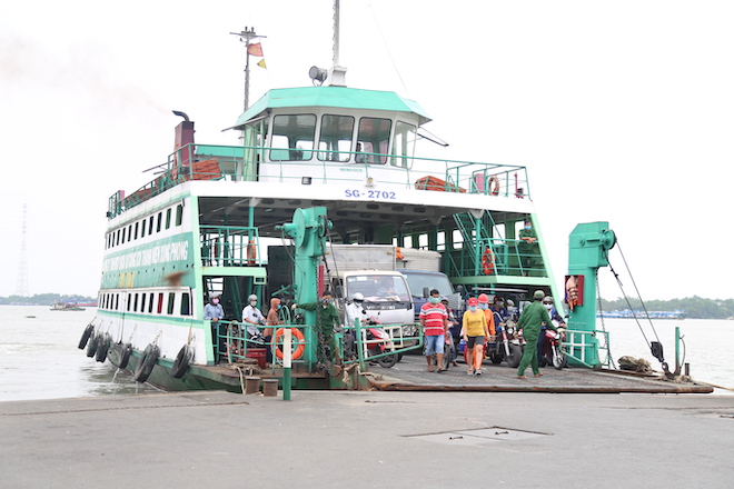 “Mắt thần” đo thân nhiệt người qua trạm kiểm soát dịch Covid-19 tại phà Cát Lái - 14