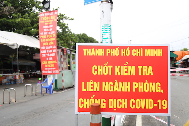 “Mắt thần” đo thân nhiệt người qua trạm kiểm soát dịch Covid-19 tại phà Cát Lái - 15
