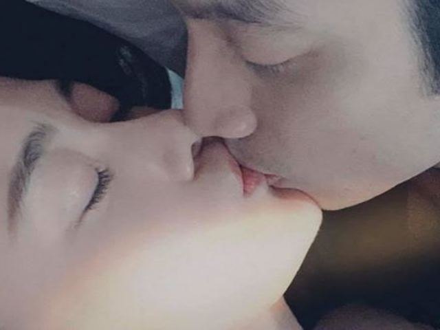 Đời sống Showbiz - "Quỳnh búp bê" khoá môi bạn trai say đắm, táo bạo hơn cả trên phim