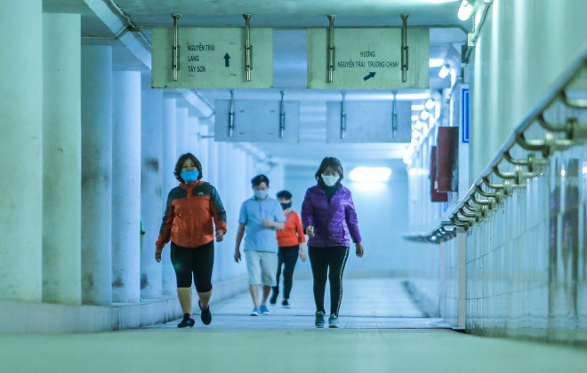 Công viên đóng cửa, người dân xuống hầm đi bộ tập thể dục - 3