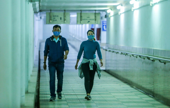 Công viên đóng cửa, người dân xuống hầm đi bộ tập thể dục - 4