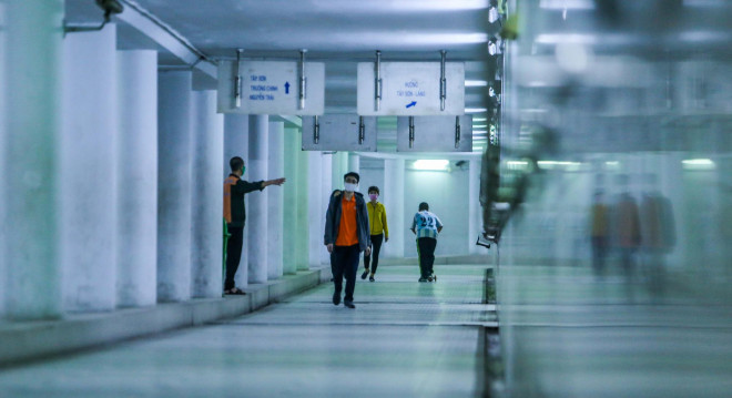 Công viên đóng cửa, người dân xuống hầm đi bộ tập thể dục - 2