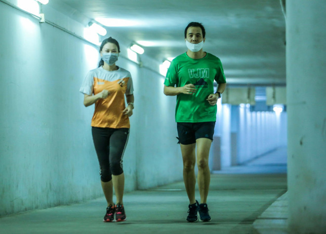 Công viên đóng cửa, người dân xuống hầm đi bộ tập thể dục - 5