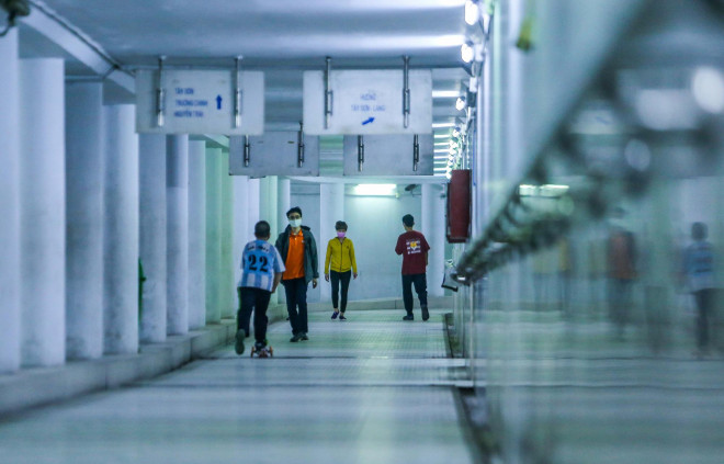 Công viên đóng cửa, người dân xuống hầm đi bộ tập thể dục - 7