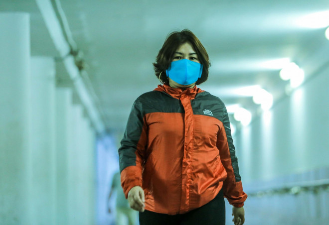 Công viên đóng cửa, người dân xuống hầm đi bộ tập thể dục - 9