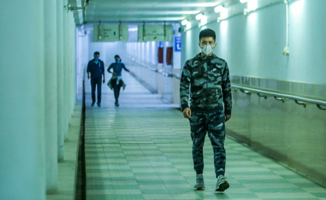 Công viên đóng cửa, người dân xuống hầm đi bộ tập thể dục - 8