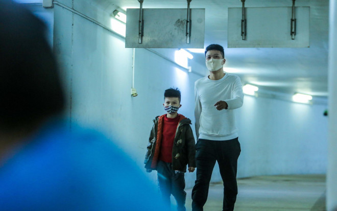 Công viên đóng cửa, người dân xuống hầm đi bộ tập thể dục - 11