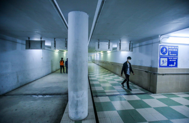 Công viên đóng cửa, người dân xuống hầm đi bộ tập thể dục - 10