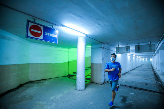 Công viên đóng cửa, người dân xuống hầm đi bộ tập thể dục - 13